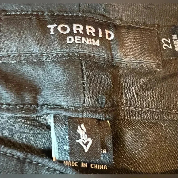 TORRID | DENIM ladies plus size black cropped denim jeans. Size: 22 - Picture 7 of 16